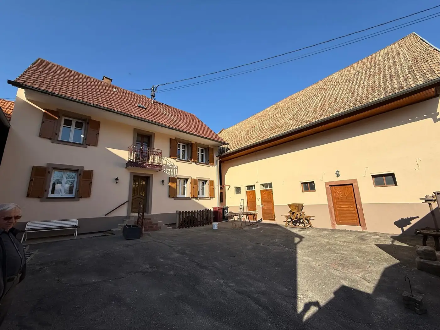 Cour d'une maison alsacienne à Hohfrankenheim après ravalement des façades