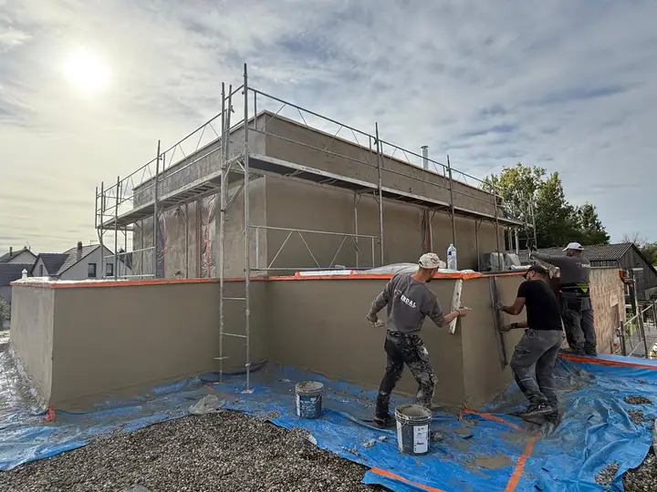 Façadiers appliquant un crépi à Brumath