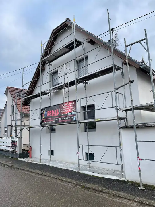 Façade sous échafaudage avant la pose de l'isolant