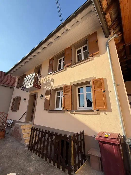 Façade alsacienne enduite avec volets bois à Hohfrankenheim